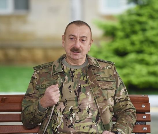 ilham-eliyev-mualice-olunan-herbciler-onunde-cixis-edir-canli-yayim